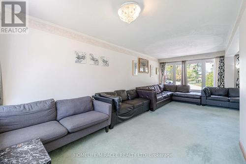 186 Wakefield Road, Milton, ON - Indoor Photo Showing Living Room