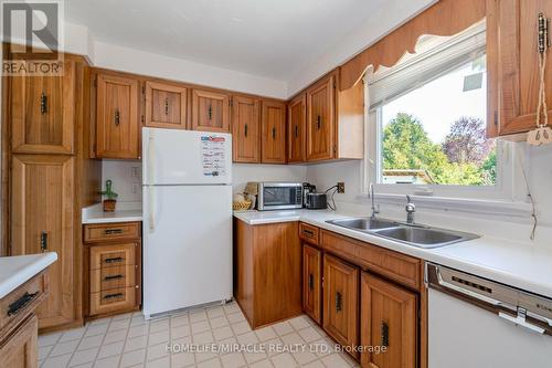 186 Wakefield Road, Milton, ON - Indoor Photo Showing Kitchen With Double Sink