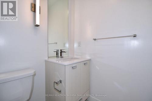 Th6 - 10 De Boers Drive, Toronto W05, ON - Indoor Photo Showing Bathroom