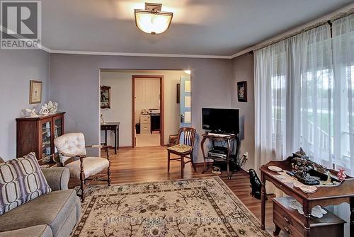 8200 Falconbridge Drive, Strathroy-Caradoc, ON - Indoor Photo Showing Living Room
