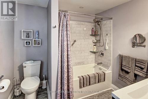 8200 Falconbridge Drive, Strathroy-Caradoc, ON - Indoor Photo Showing Bathroom