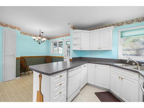 1116 Westridge Street, Creston, BC - Indoor Photo Showing Kitchen With Double Sink