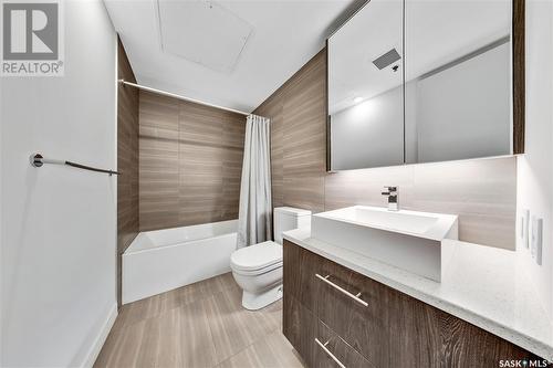 803 490 2Nd Avenue S, Saskatoon, SK - Indoor Photo Showing Bathroom