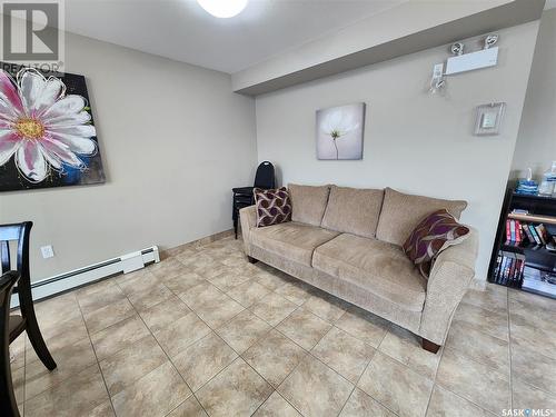 407 820 5Th Street Ne, Weyburn, SK - Indoor Photo Showing Living Room