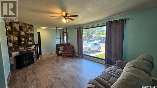 343 7Th Avenue Se, Swift Current, SK - Indoor Photo Showing Living Room