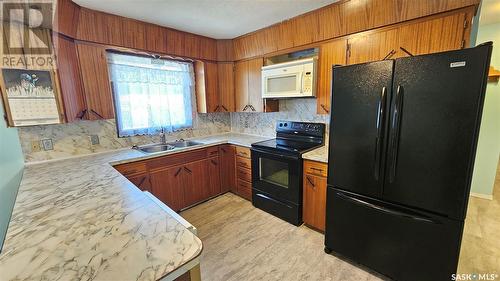 343 7Th Avenue Se, Swift Current, SK - Indoor Photo Showing Kitchen With Double Sink