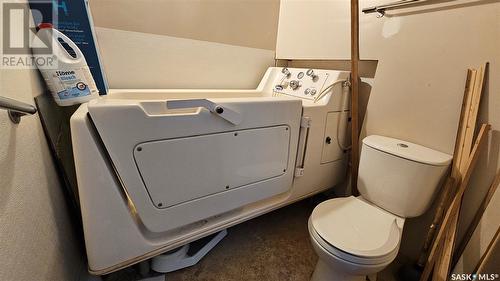 343 7Th Avenue Se, Swift Current, SK - Indoor Photo Showing Bathroom