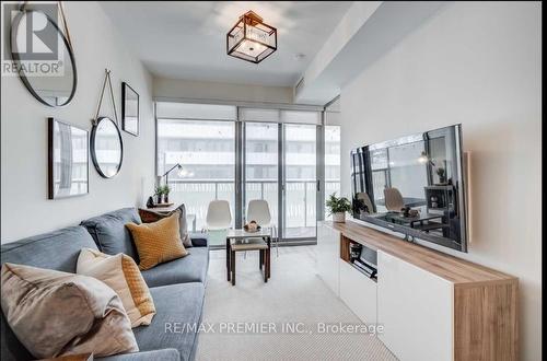 607 - 50 Charles Street E, Toronto, ON - Indoor Photo Showing Living Room