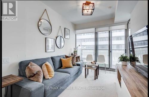 607 - 50 Charles Street E, Toronto, ON - Indoor Photo Showing Living Room