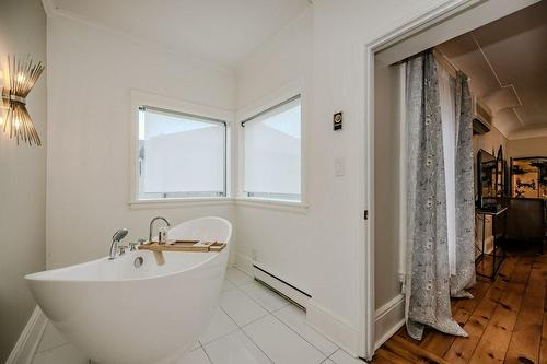 180 Concession Street, Hamilton, ON - Indoor Photo Showing Bathroom