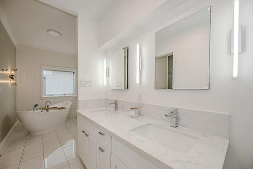 180 Concession Street, Hamilton, ON - Indoor Photo Showing Bathroom
