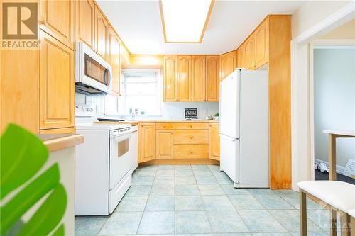 566 Athlone Avenue S, Ottawa, ON - Indoor Photo Showing Kitchen