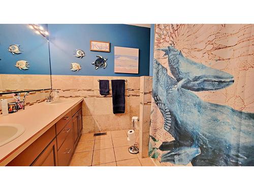 1301 Grosvenor Place, Castlegar, BC - Indoor Photo Showing Bathroom