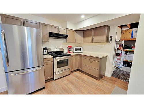 1301 Grosvenor Place, Castlegar, BC - Indoor Photo Showing Kitchen