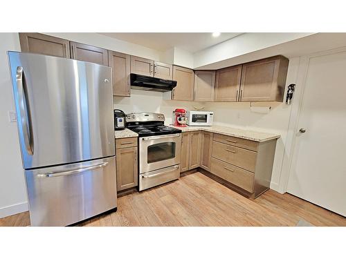 1301 Grosvenor Place, Castlegar, BC - Indoor Photo Showing Kitchen