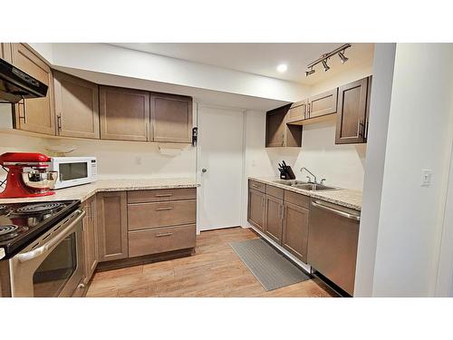 1301 Grosvenor Place, Castlegar, BC - Indoor Photo Showing Kitchen With Double Sink