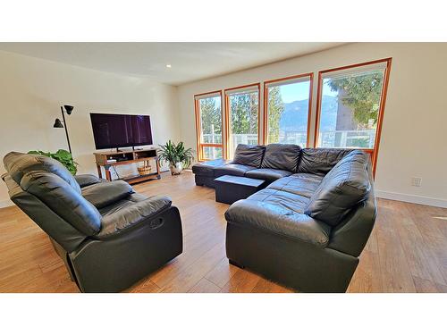 1301 Grosvenor Place, Castlegar, BC - Indoor Photo Showing Living Room