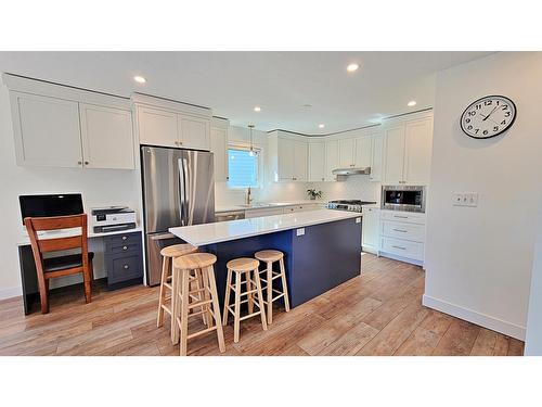 1301 Grosvenor Place, Castlegar, BC - Indoor Photo Showing Kitchen With Upgraded Kitchen