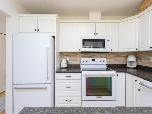 145 Paddock Pl, View Royal, BC - Indoor Photo Showing Kitchen