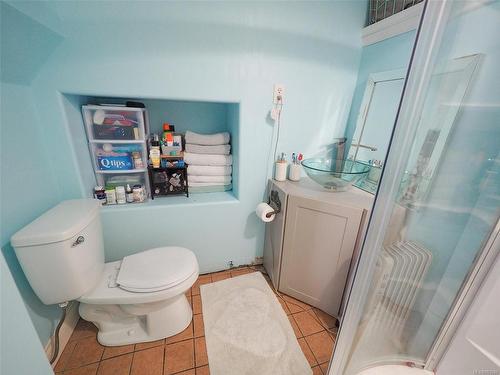 3274 Irma St, Saanich, BC - Indoor Photo Showing Bathroom