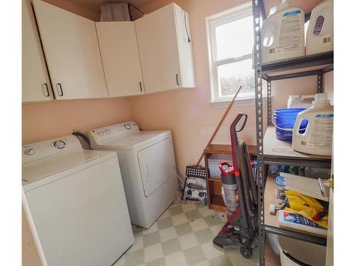 3274 Irma St, Saanich, BC - Indoor Photo Showing Laundry Room