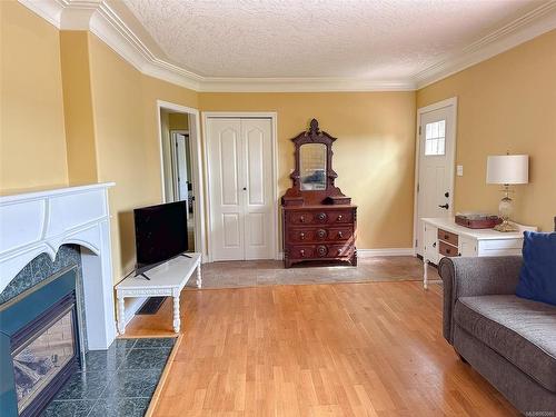 3274 Irma St, Saanich, BC - Indoor Photo Showing Living Room With Fireplace