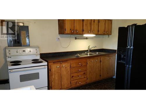 470 Horse Lake Road, 100 Mile House, BC - Indoor Photo Showing Kitchen With Double Sink