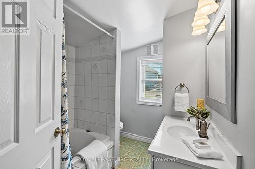 4244 Hixon Street, Lincoln, ON - Indoor Photo Showing Bathroom