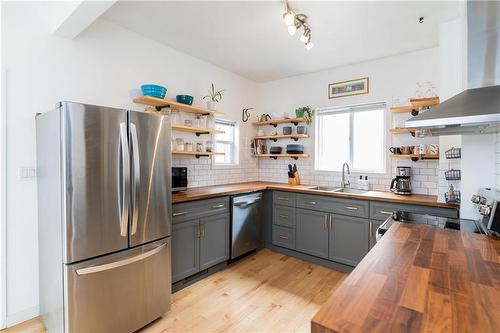 603 Simcoe Street, Winnipeg, MB - Indoor Photo Showing Kitchen With Double Sink
