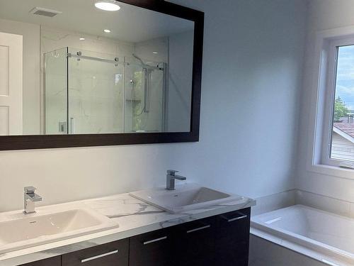 Bathroom - 145 Rue Donald, Salaberry-De-Valleyfield, QC - Indoor Photo Showing Bathroom