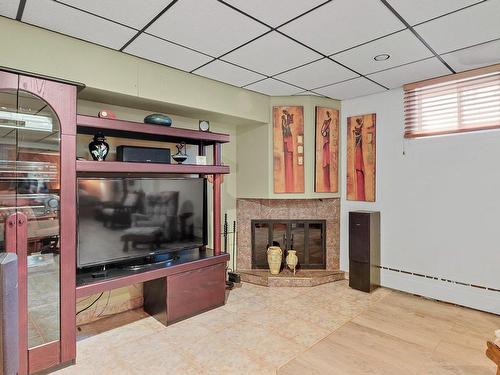Family room - 111 Rue Vallée, Salaberry-De-Valleyfield, QC - Indoor With Fireplace