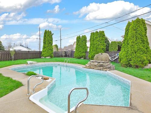Piscine - 15 Place Charles-Bruneau, Saint-Rémi, QC - Outdoor With In Ground Pool With Backyard