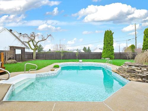 Piscine - 15 Place Charles-Bruneau, Saint-Rémi, QC - Outdoor With In Ground Pool With Backyard