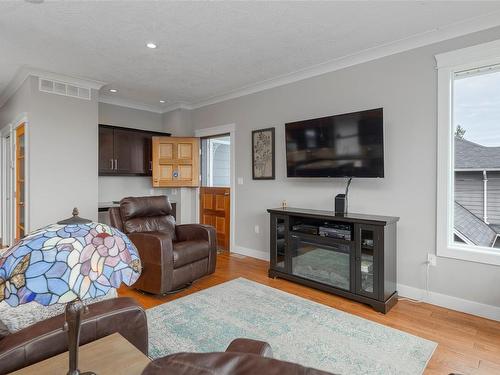 7990 Edmund St, Crofton, BC - Indoor Photo Showing Living Room