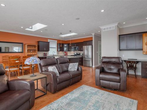 7990 Edmund St, Crofton, BC - Indoor Photo Showing Living Room
