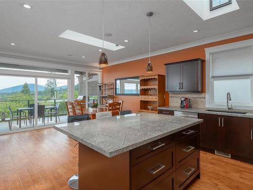 7990 Edmund St, Crofton, BC - Indoor Photo Showing Kitchen