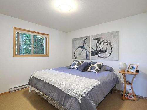 7672 Tozer Rd, Fanny Bay, BC - Indoor Photo Showing Bedroom