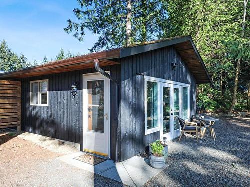 7672 Tozer Rd, Fanny Bay, BC - Outdoor With Exterior