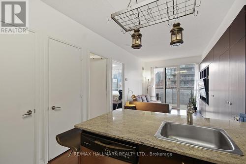 625 - 25 Cole Street, Toronto (Regent Park), ON - Indoor Photo Showing Kitchen