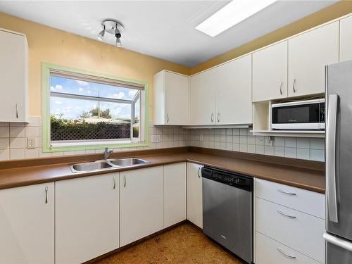 7-100 Abbey Lane, Parksville, BC - Indoor Photo Showing Kitchen With Double Sink