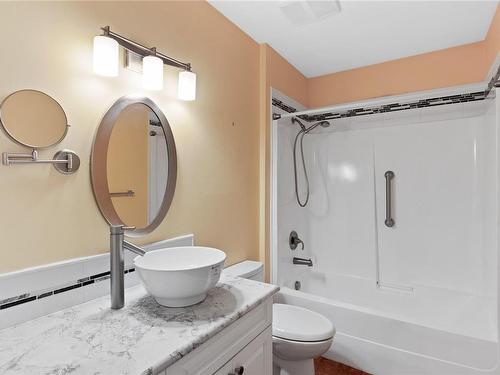 7-100 Abbey Lane, Parksville, BC - Indoor Photo Showing Bathroom