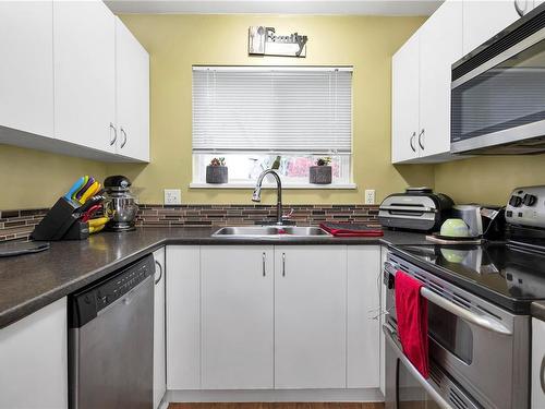 28-555 Rockland Rd, Campbell River, BC - Indoor Photo Showing Kitchen With Double Sink