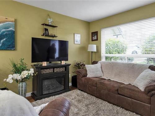 28-555 Rockland Rd, Campbell River, BC - Indoor Photo Showing Living Room