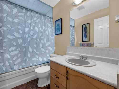 147 First Road W, Stoney Creek, ON - Indoor Photo Showing Bathroom