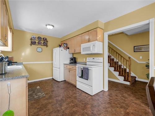 147 First Road W, Stoney Creek, ON - Indoor Photo Showing Kitchen