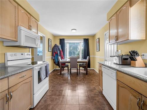 147 First Road W, Stoney Creek, ON - Indoor Photo Showing Kitchen