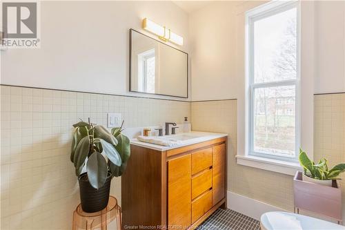 16 Wellington St, Sackville, NB - Indoor Photo Showing Bathroom