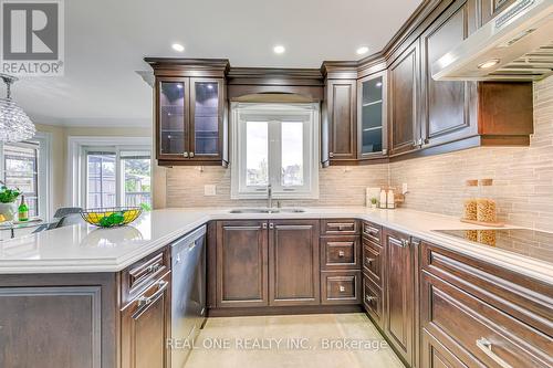 489 Winfield Terrace, Mississauga, ON - Indoor Photo Showing Kitchen With Upgraded Kitchen