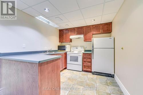 489 Winfield Terrace, Mississauga, ON - Indoor Photo Showing Kitchen With Double Sink