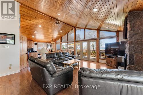 229 Lake Drive N, Georgina, ON - Indoor Photo Showing Living Room